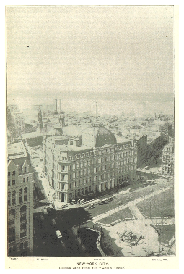 Altes Schwarz-Wei├č-Foto einer Stadt mit einem prominenten zentralen Geb├Ąude, umgeben von kleineren Geb├Ąuden, Fahrzeugen auf Stra├čen und B├Ąumen, mit Text unten.