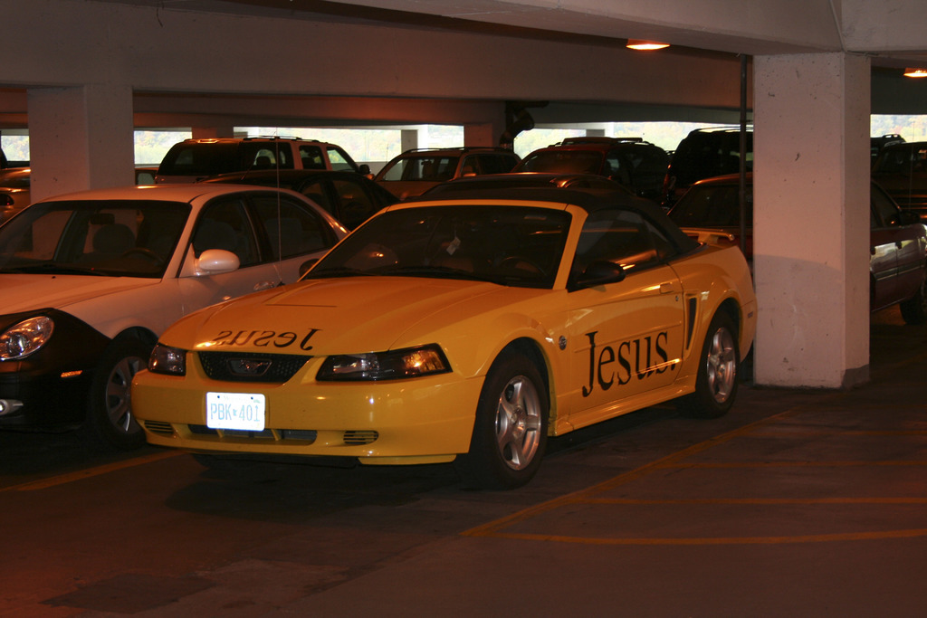 Ein Parkplatz voller Autos in Reihen geparkt.