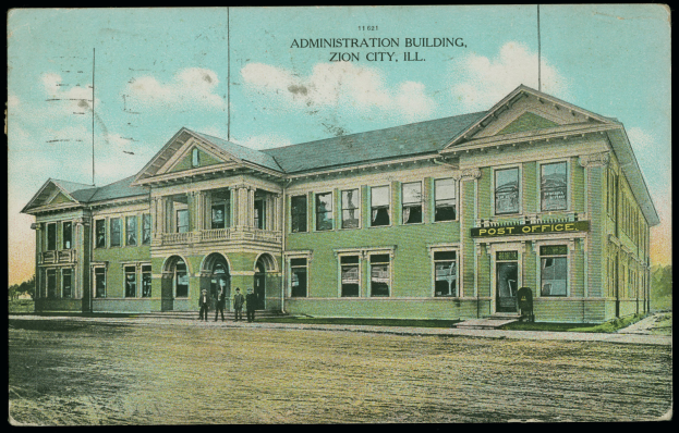Eine alte Postkarte zeigt das Verwaltungsgebäude in Zion City, Illinois, mit einer Gruppe von Menschen davor bei bewölktem Himmel.