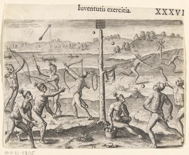 Eine Gruppe von Männern beim Bogenschießen im Freien, einige halten Bögen und Pfeile in den Händen, ein Pfahl mit einem Korb voller Bälle am Boden und Text oben, vor dem Hintergrund von Bäumen, Hügeln und einem klaren blauen Himmel.