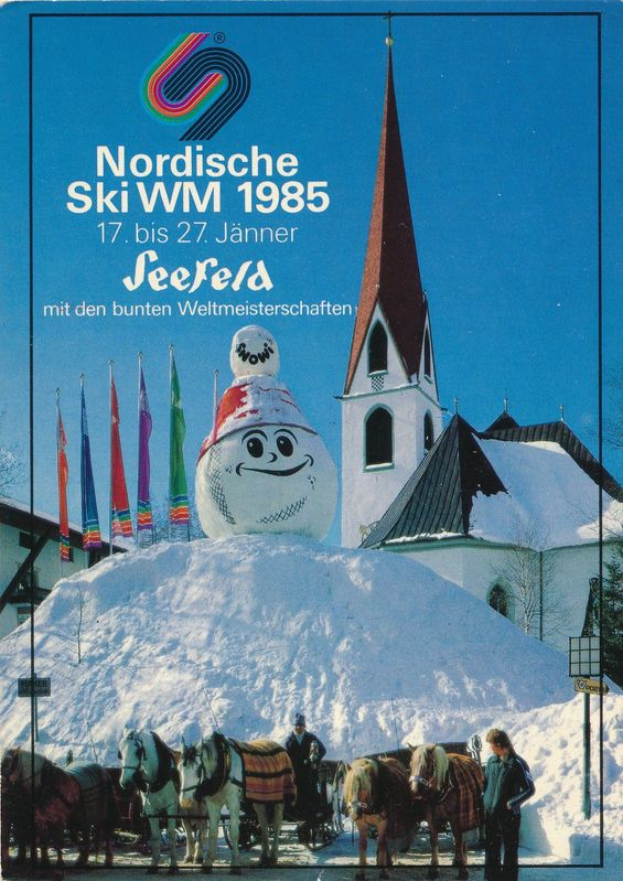 Ein Plakat der Nordischen Skiweltmeisterschaften 1985 in Seefeld, Schweiz, das eine schneebedeckte Landschaft mit Menschen, Pferden, Stangen, Fahnen, Gebäuden, Bäumen und einem Himmel im Hintergrund sowie Text über das Ereignis zeigt.