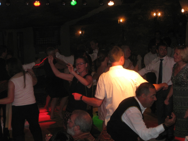 Livemusik und tanzende Menschen in einer bunten Diskothek