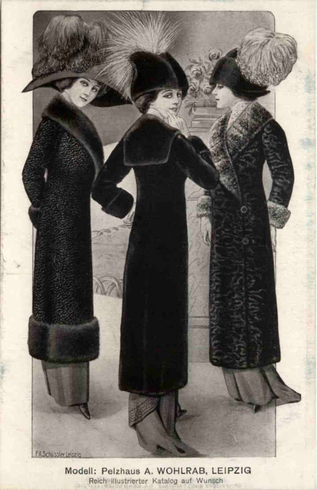Drei Frauen in schwarzen Mänteln und Hüten stehen Seite an Seite mit einer Blumenvase im Hintergrund auf einem Schwarz-Weiß-Bild mit der Aufschrift "Fashions of the 1920s".