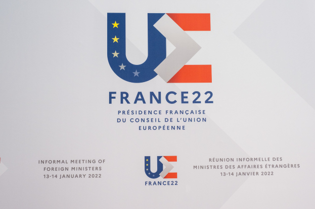 Plakat für die "Frankreich 22 - Informelle Zusammenkunft der Außenminister" mit dem Logo der Europäischen Union, das einen blauen Kreis, einen weißen Rand und einen weißen Stern zeigt.