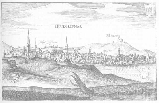 Schwarz-weiß-Zeichnung von Hovegesimar, Deutschland, mit Bergen im Hintergrund und begleitendem Text.