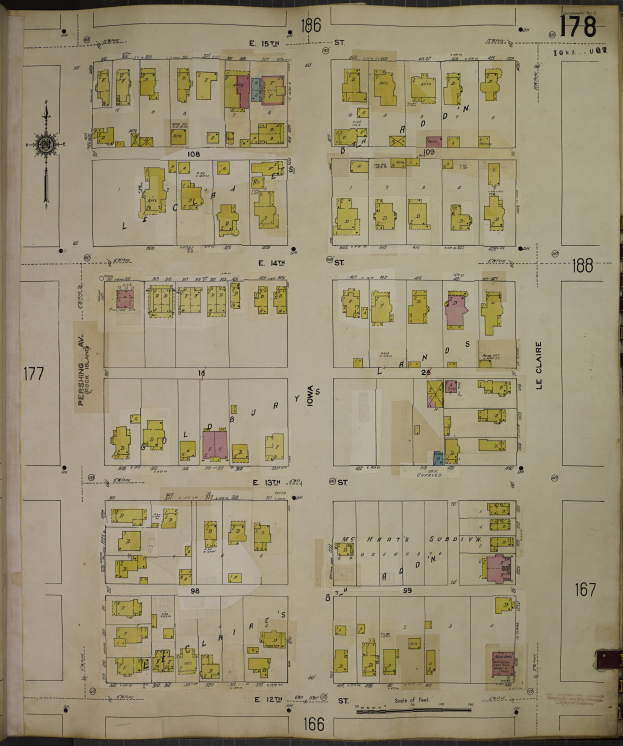 Ein aufgeschlagenes Buch, das eine detaillierte Stadtkarte mit Straßen, Gebäuden und Sehenswürdigkeiten zeigt.