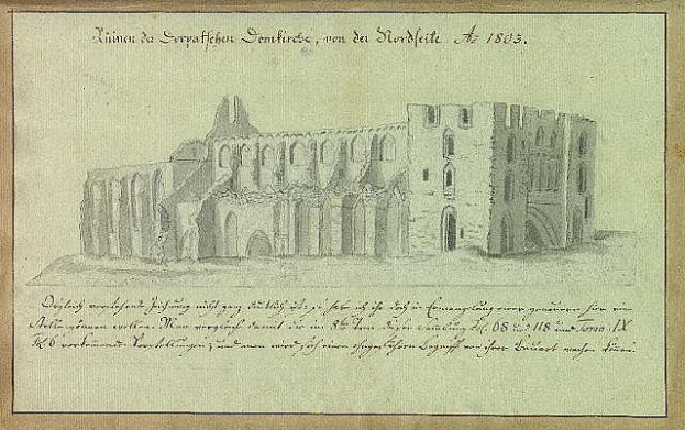 Ein detailliertes Skizze einer verfallenen Kirche in Deutschland, mit komplexen architektonischen Details wie Fenstern, Bögen und Säulen, die vor einer grünen Landschaft zu sehen sind, begleitet von beschreibendem Text auf dem Papier.