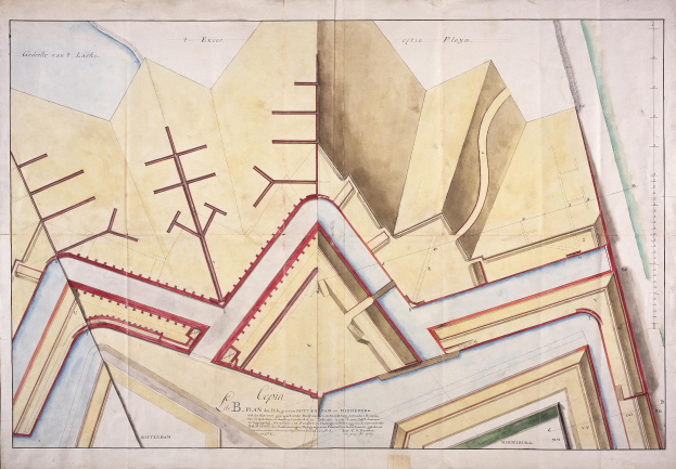 Schwarzes und weißes Architekturzeichnung eines Gebäudegeschossplans mit einer roten Linie, die einen Weg nachzeichnet, begleitet von handgeschriebenem Text.
