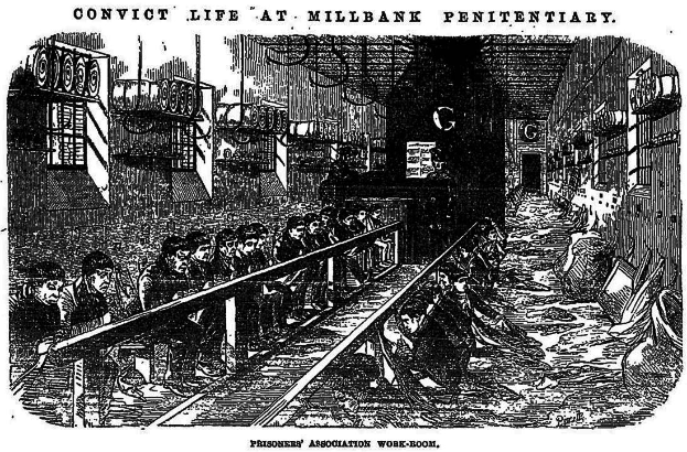Eine Schwarz-Weiß-Zeichnung eines Bahnhofs mit Menschen, die auf verschiedenen Gegenständen sitzen, darunter Schienen, Geländer, Wände und Fenster, mit dem Text "lebenslänglich im Millbank-Gefängnis" oben und unten.