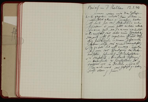 Offenes Buch mit handgeschriebenen Tagebucheinträgen eines deutschen Soldaten, der im Zweiten Weltkrieg getötet wurde, gefüllt mit Texten über sein Leben und seine Erfahrungen.