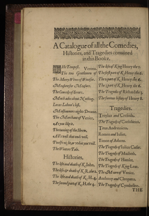 Offenes Buchkatalog-Liste mit Komödien, Historien und Tragödien vor dunklem Hintergrund.