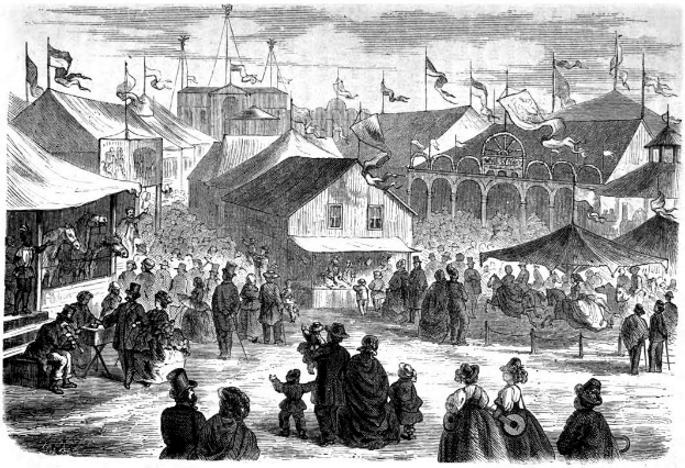 Eine Schwarz-Weiß-Zeichnung einer belebten viktorianischen Faschingsveranstaltung in London, England, mit Zelten, Gebäuden, Fahnen und Polen sowie einem Text am unteren Rand, der "Victorian Carnival in London, England" lautet.