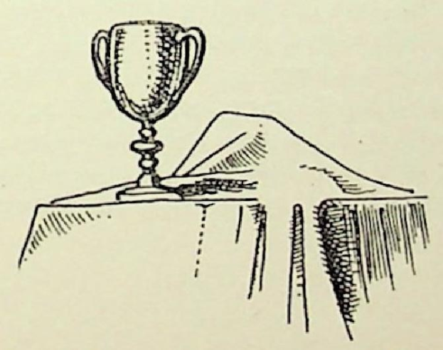 Eine detaillierte Zeichnung einer Trophäe auf einem drapierten Tisch, die auf ihre komplexe Gestaltung und die Textur des Tuchs hinweist.