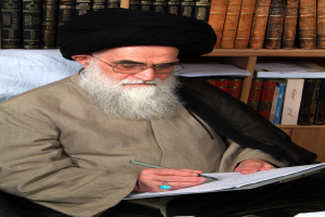 Ayatollah Ali Khamenei, der Oberste Führer des Iran, sitzt an einem Schreibtisch und schreibt mit einem Stift auf ein Blatt Papier, mit einem Bücherregal voller Bücher dahinter.