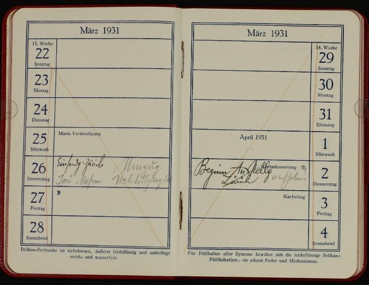 Offenes deutsches Tagebuch von 1931 mit handgeschriebenen Einträgen, liegt offen mit einem Kalender darauf.