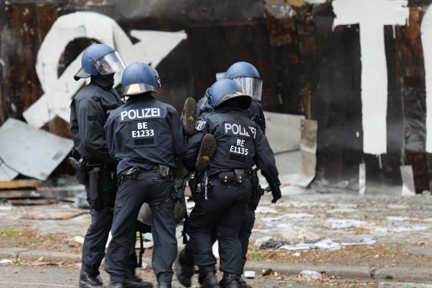 POL-D: Altstadt/Zentrum - Mann im Polizei-T-Shirt beleidigt Polizisten - Mehrere Anklagepunkte
