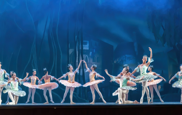 "Theater of Estrada Song" des Zentrums für Ästhetische Erziehung von Kindern des Nizhny Novgorod-Gebiets wird vor Beginn der "Nussknacker"-Vorstellung im Nizhny Novgorod TYUZ am 1. Juni auftreten