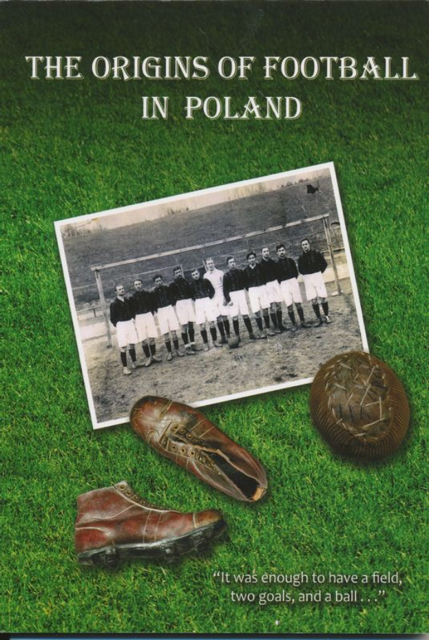 Ein Plakat mit der Aufschrift "Die Anfänge des Fussballs in Polen" zeigt eine Gruppe von Menschen auf einem Rasenfeld, einen Schuh und eine Münze.