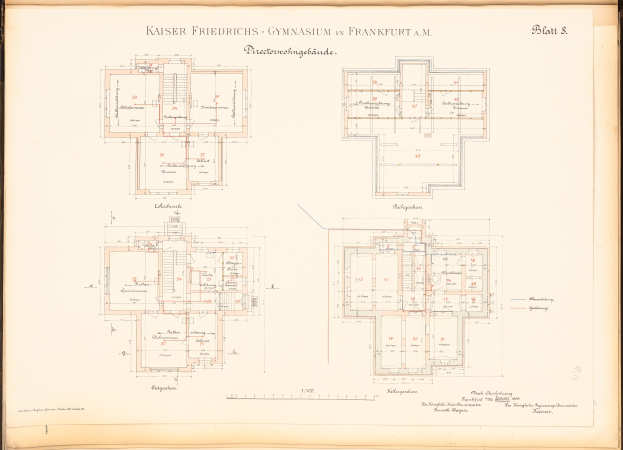 Ein altes Buch mit einem detaillierten Grundriss des Kaiser-Friedrichs-Gymnasiums in Frankfurt, Deutschland, mit Text, der den Aufbau der Räume und Flure beschreibt.
