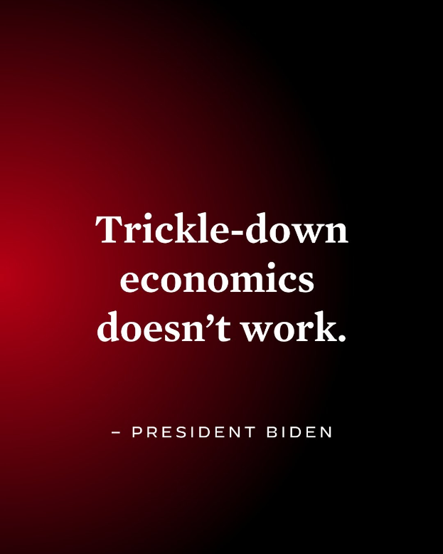 Plakat mit fetter schwarzer Schrift "Trickle-Down Economics Doesn't Work" auf weißem Hintergrund, umrandet von einem schmalen schwarzen Rand, mit einem Zitat von Präsident Biden.