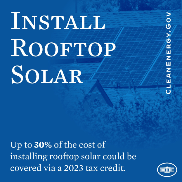 Plakat, das eine Steuergutschrift von bis zu 30 % für die Installation von Dachsolaranlagen im Jahr 2023 anzeigt, mit Bäumen und einem Gebäude mit Solarpaneelen im Hintergrund.