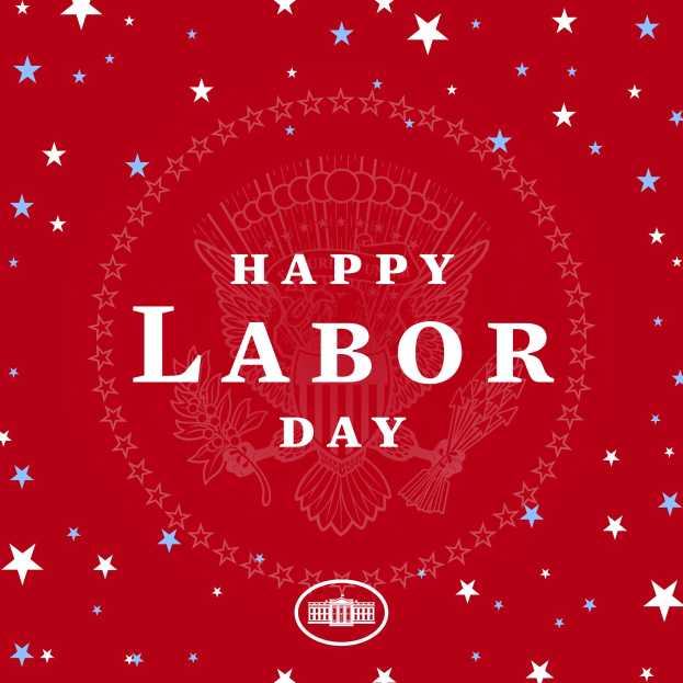 Ein Plakat mit "Happy Labor Day" in fetter weißer Schrift auf rotem Hintergrund, umgeben von vielseitig farbigen Sternen verschiedenen Formats.
