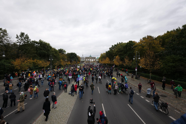 Tausende protestieren in Deutschland gegen Merkels Aussagen