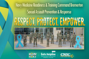 Ein Plakat zeigt eine Gruppe uniformierter Personen vor einem Gebäude, mit Texten zur Prävention und Unterstützung bei sexueller Gewalt durch das Navy Medicine Readiness & Training Command Bremerton.