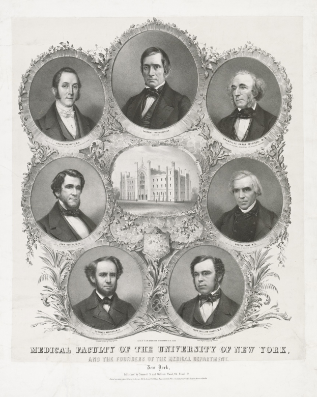 Schwarzes und weißes Foto von formell gekleideten Männern, die vor einem Gebäude posieren, mit Text unten, der lautet: "Medizinische Fakultät der Universität New York und die Gründer des medizinischen Departments."