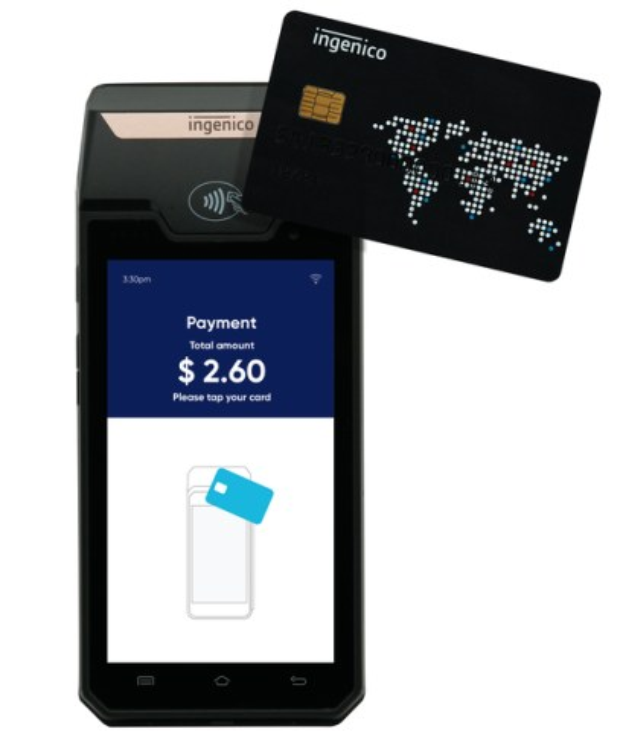 Mobiltelefon und Kreditkarte nebeneinander gestellt, die ein Ingenico-Mobilzahlungssystem darstellen.