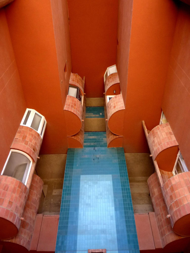 Innenpool mit klarem Wasser, umgeben von Wänden und Fenstern, Sonnenlicht, das sich auf der Wasseroberfläche spiegelt.