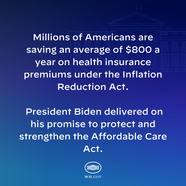 Blauer Hintergrund mit weißer Schrift, die besagt "Millionen von Amerikanern sparen durchschnittlich 800 USD pro Jahr an Gesundheitsversicherungsprämien unter dem Inflation Reduction Act" in der Mitte, mit einem Logo darunter.