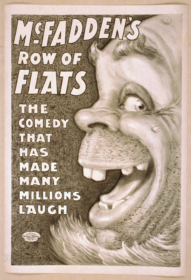 Plakat einer lachenden Person mit wilden Haaren, breitem Grinsen und weit aufgerissenen Augen vor einem hellgelben Hintergrund, mit dem Text "McFadden's Row of Flats: The Comedy That Has Made Many Millions Laugh."