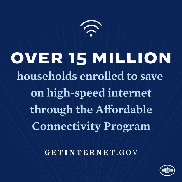 Ein Plakat, das das Affordable Connectivity Program bewirbt und einen Text sowie ein Logo mit der Aufschrift "Über 15 Millionen Haushalte angemeldet, um bei High-Speed-Internet zu sparen".