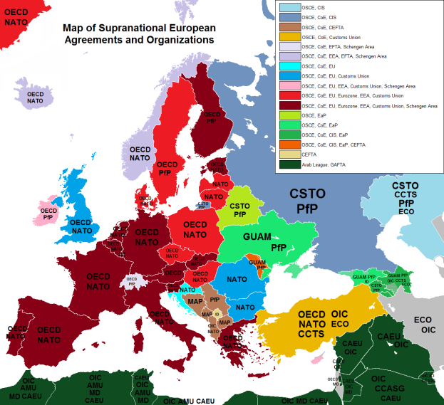 Eine Europakarte mit verschiedenen Farben, die Länder und ihre jeweiligen Abkommen und Organisationen darstellen, begleitet von Text, der Länderamen und beteiligte Länder nennt.
