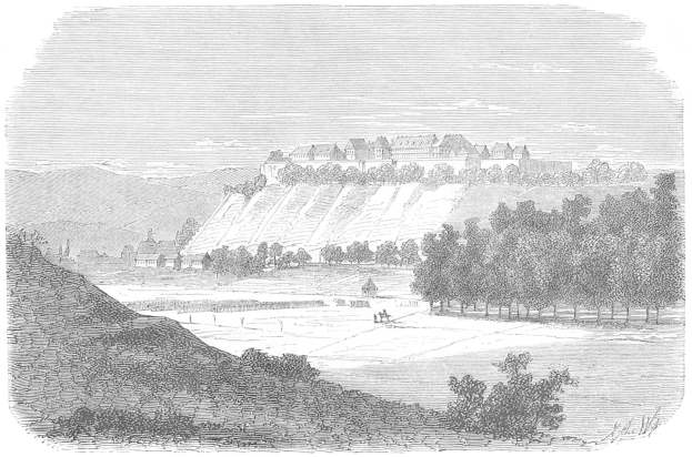 Eine Schwarz-Weiß-Radierung einer Farm inmitten eines Feldes, mit Bäumen, Hügeln und einem Himmel im Hintergrund und einem Text unten, der "1876 - die Farm der Herzöge von Elsass" lautet.