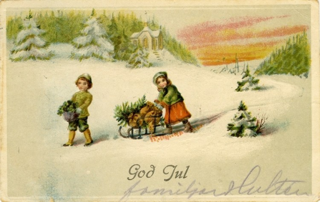 Alte Postkarte zeigt zwei Kinder in festlicher Kleidung, die einen geschmückten Schlitten mit Weihnachtsbäumen durch eine verschneite Landschaft ziehen.