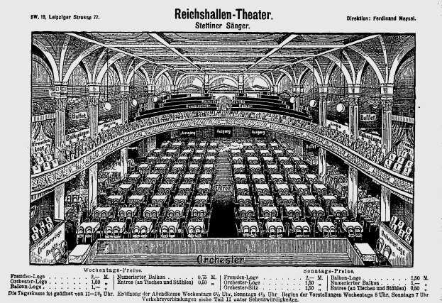 Schwarze und weiße Zeichnung des Reichshallen Theaters in Berlin, die das Auditorium mit Sitzreihen, Säulen und einer Decke zeigt, einschließlich Text am unteren Rand.