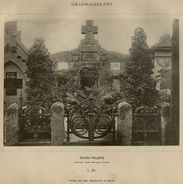 Schwarzes und weißes Foto eines Friedhofs in Berlin, Deutschland, mit einem Tor, einer Wand, Bäumen und einem Gebäude im Hintergrund, mit Text unten, der lautet "Grammalskunst, Berlin-Steglitz, Architekt, Bruue Morning in Berlin".