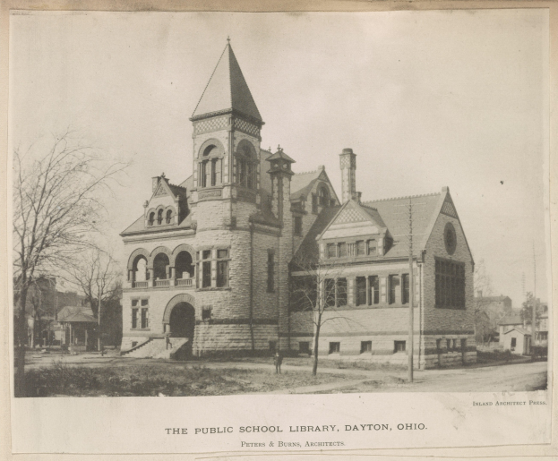 Schwarzes und weißes Foto eines öffentlichen Schulbibliothekgebäudes in Dayton, Ohio, mit Fenstern, Bäumen und Himmel im Hintergrund, mit Text unten.