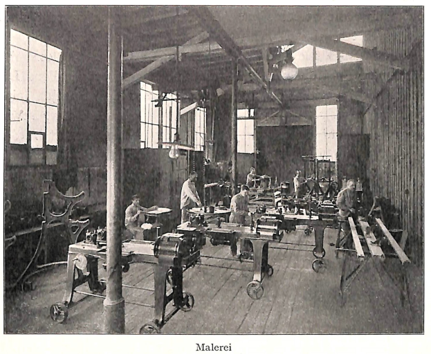 Schwarzes und weißes Foto von Arbeitern in einer Fabrik in Malerei, Italien, die Maschinen mit Stangen bedienen, Lampen und Fenster sind sichtbar.