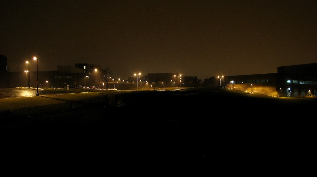 Gebäude und eine Straßenlaterne im Hintergrund.