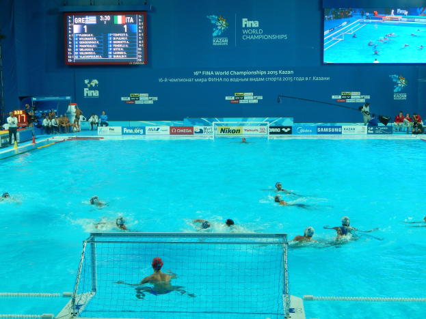 Wasserballspieler bei den 2016 FINA-Weltmeisterschaften in Kazan im Pool.