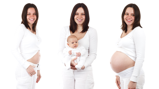 Drei schwangere Frauen, die strahlend stehen und lächeln, eine hält ein Baby, vor einem hellen weißen Hintergrund.