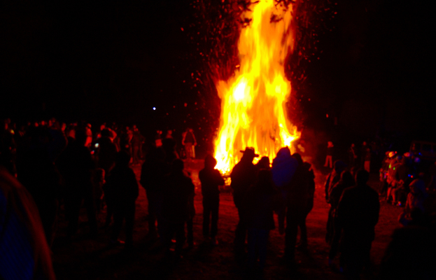 Eine Gruppe von Menschen vor einem Feuer
