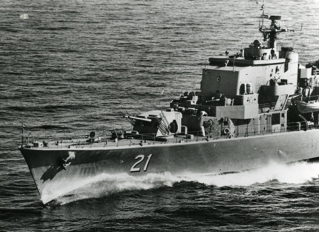 Ein Schwarz-Weiß-Foto eines großen Lenkwaffen-Fregatters mit einer sichtbaren Identifikationsnummer, das auf dem Wasser fährt.