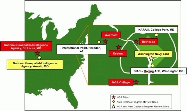 Eine detaillierte Karte der Vereinigten Staaten, die die Standorte der National Geospatial Intelligence Agency mit fettem, zentriertem Text und geografischen Merkmalen wie Flüssen, Bergen und Städten hervorhebt.