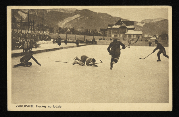 Schwarzes und weißes Foto von Menschen, die Hockey auf einem Eisplatz spielen, mit Gebäuden, Bäumen, Pfählen und Bergen im Hintergrund; Text unten.