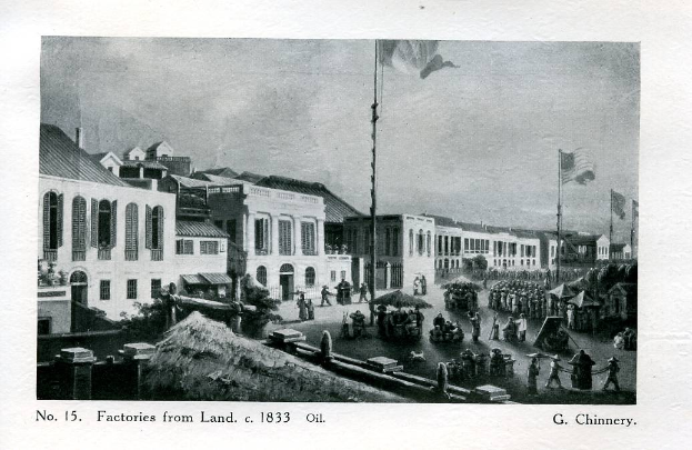Ein Schwarz-Weiß-Foto einer belebten Stadtstraße im Jahr 1833, das Gebäude, Menschen, Karren, Pfähle, Flaggen, Bäume und Himmel zeigt, mit der Aufschrift "factories from land c 1833 oil" unten.