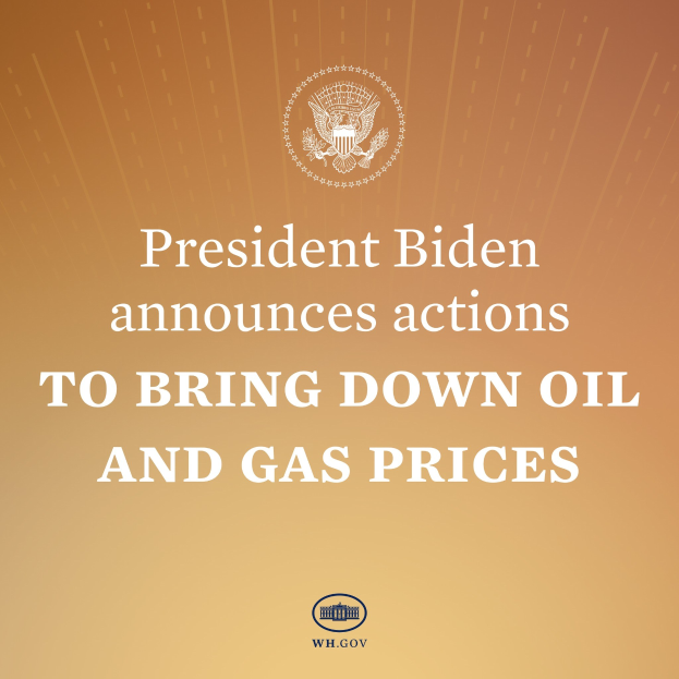 Präsident Biden an einem Rednerpult mit einem Plakat, auf dem ein Logo und ein Text zu sehen sind, bei dem er Maßnahmen zur Reduzierung von Öl- und Gaspreisen ankündigt.